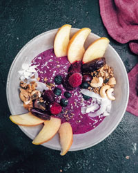 Genießen Sie ein Low-Carb Frühstück am Landgasthof Vogelsang und wählen Sie die farbenfrohe Smoothie-Bowl mit frischen Beeren.