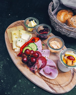 Das Vogelsang Frühstück ist besteht aus einer vielseitigen Variation mehrerer regionaler Zutaten.